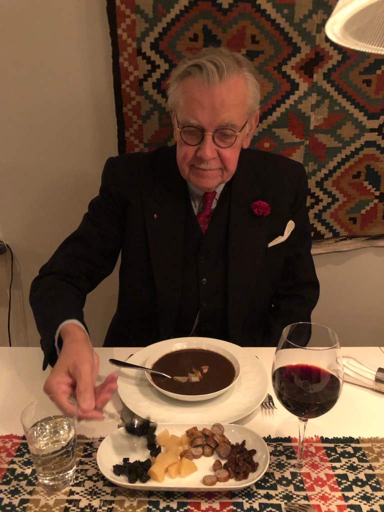 Svartsoppa med garnityr