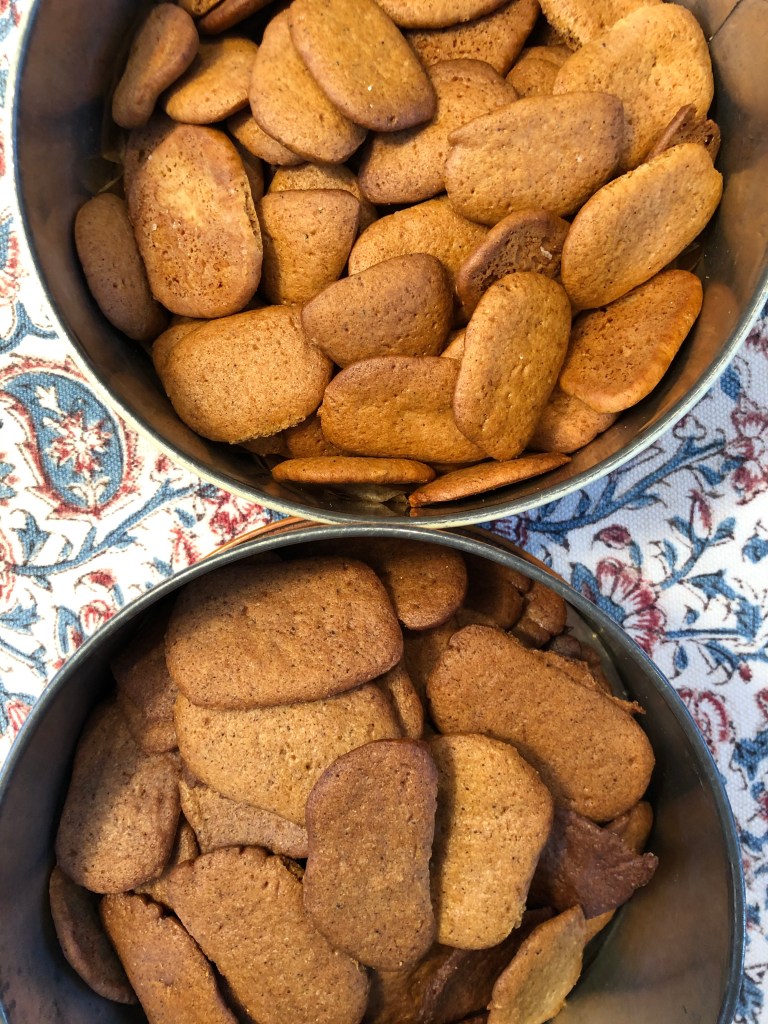 När första ljuset brinner
står julens dörr på glänt
och alla barnen glädjas
att fira få advent