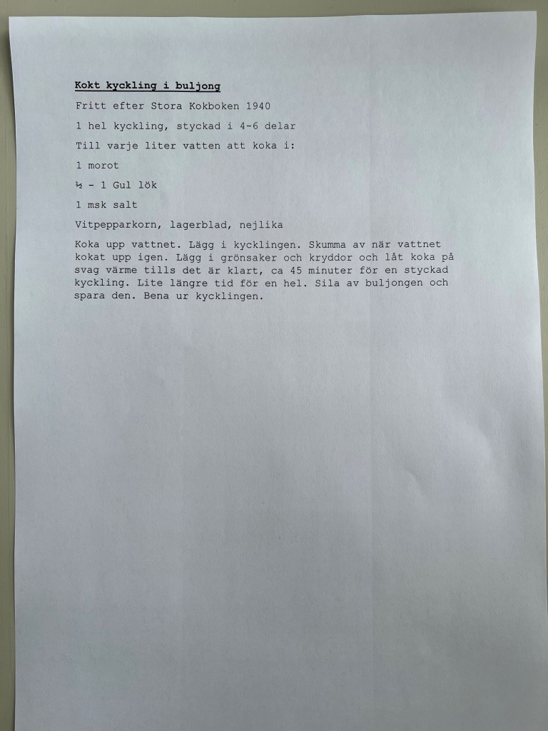 Recept på kokt kyckling i buljong från Stora Kokboken 1940, som innehåller ingredienser och tillagningsinstruktioner.