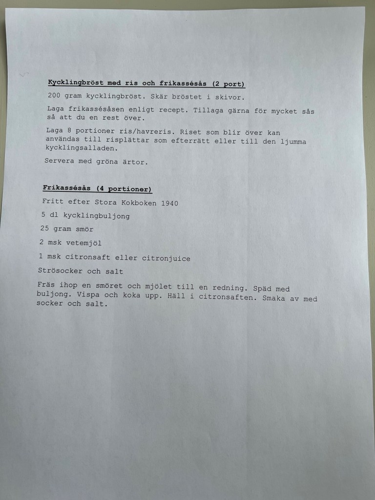 Recept på kycklingbröst med ris och frikassésås, inklusive ingredienser och instruktioner.